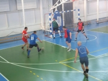 В борьбе за переходящий кубок по мини-футболу